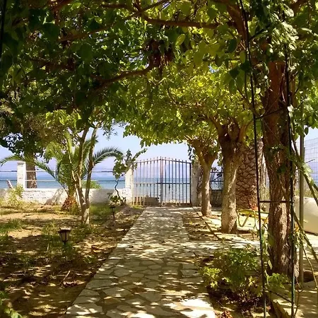 Aristidis Hébergement de vacances *